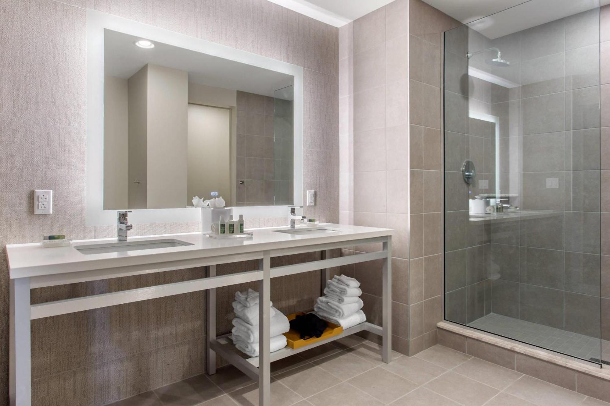 King Suite - Accessible/Non-Smoking